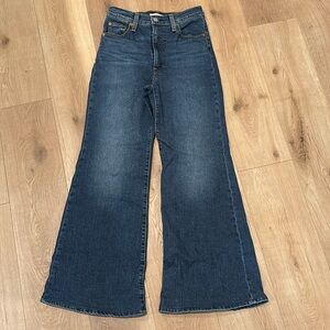 Levi’s Ribcage Bell Jean 26 w/shorter length